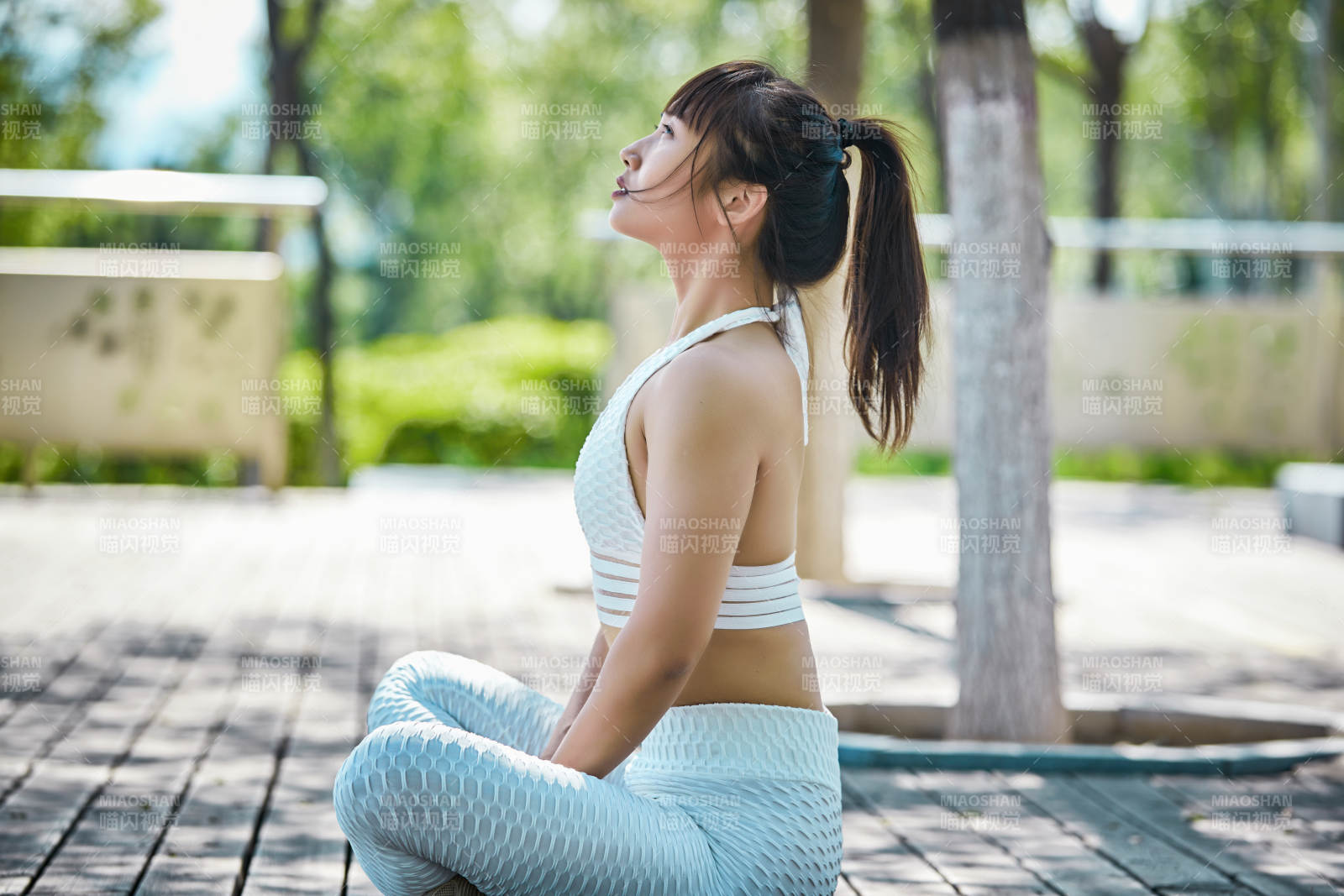 湖畔公园做瑜伽动作的亚洲年轻女性图片