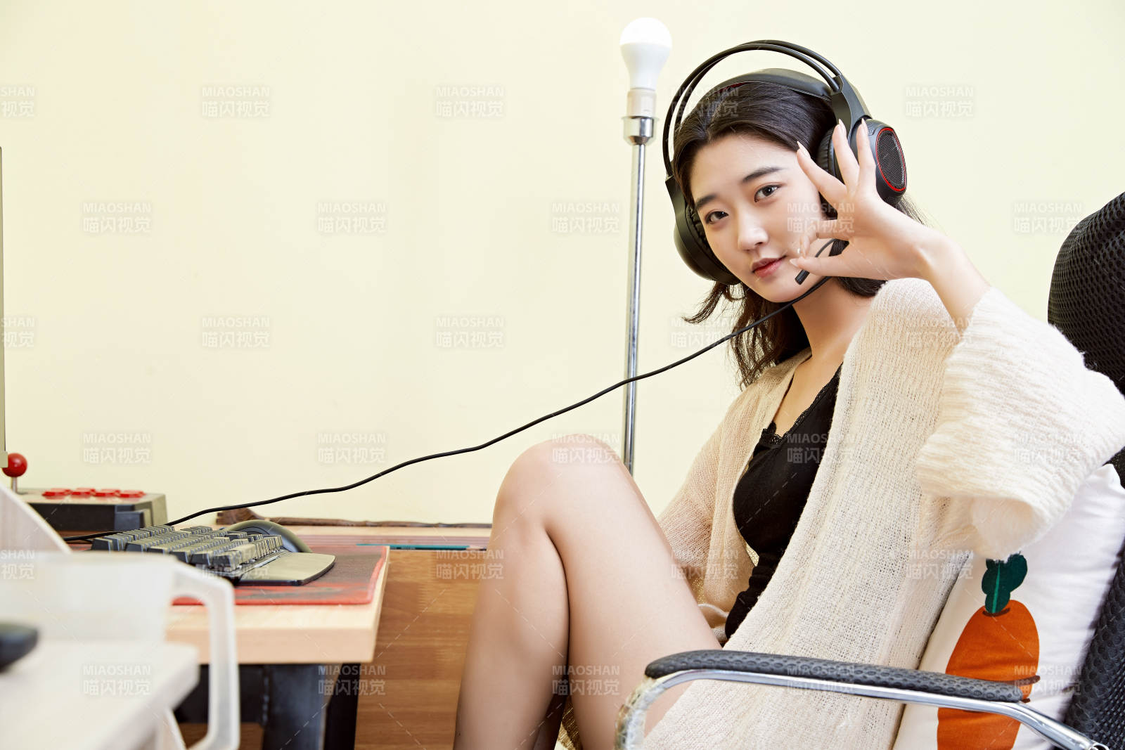 在家里坐在椅子上打游戏的美丽女孩图片