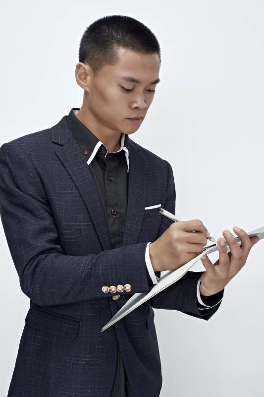 白色背景下的商务男士形象图片