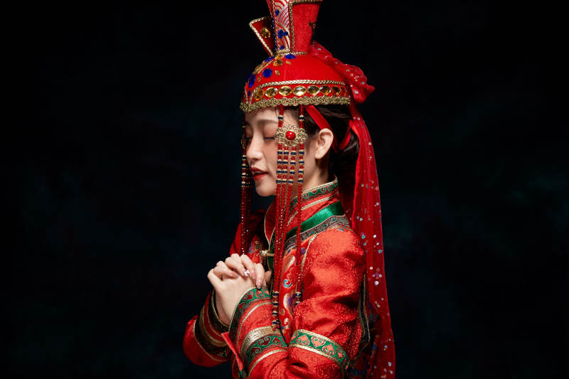 穿着蒙古族服饰的亚洲青年女性图片