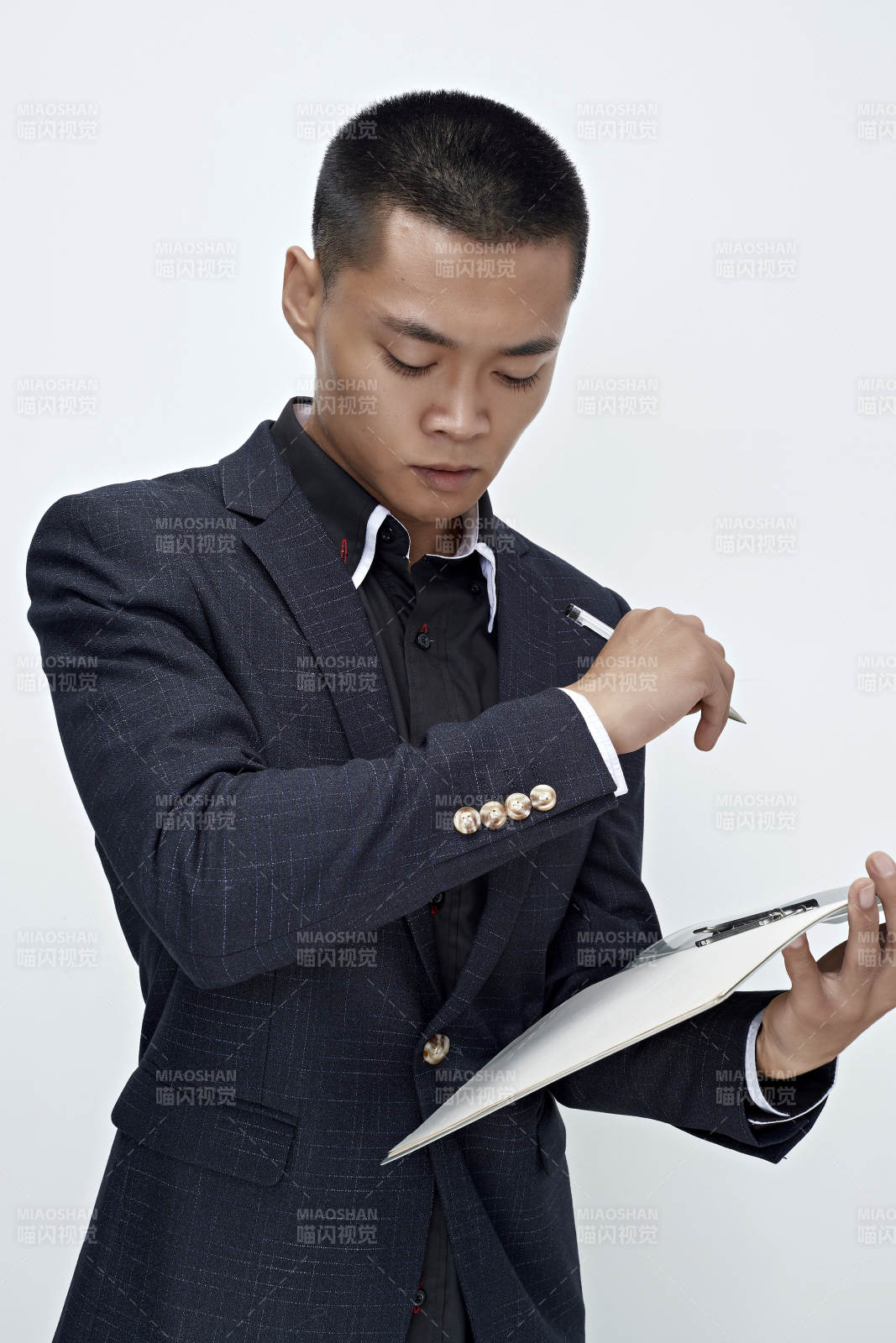 白色背景下的商务男士形象图片