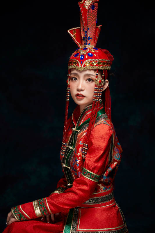 穿着蒙古族服饰的亚洲青年女性图片