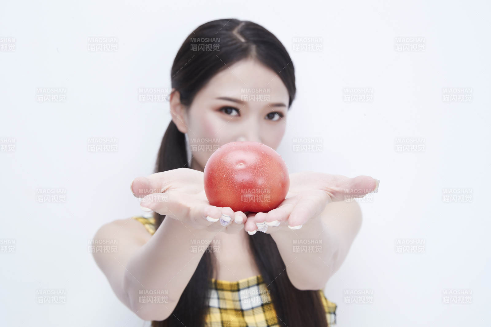 啃咬番茄身穿格子吊带裙的亚洲可爱少女人像图片