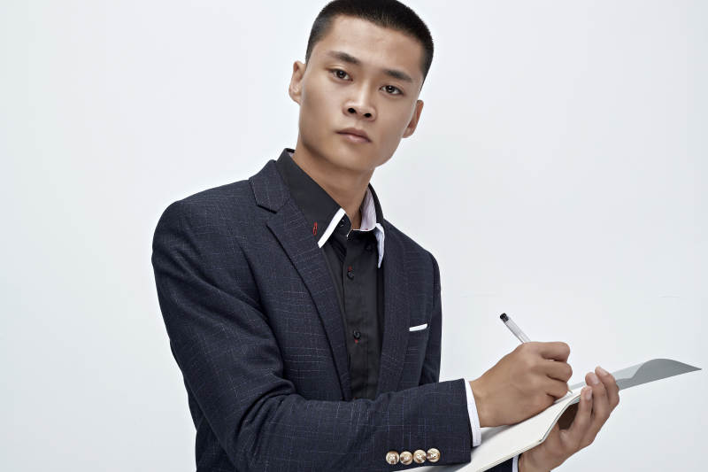 白色背景下的商务男士形象图片