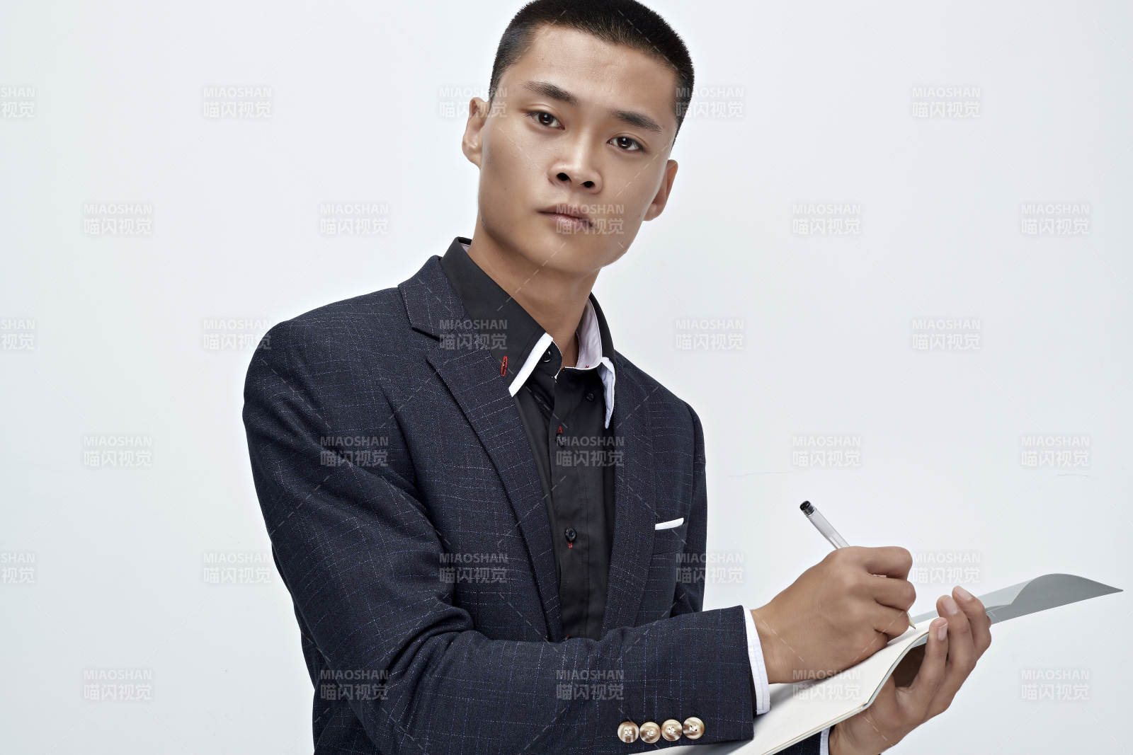 白色背景下的商务男士形象图片