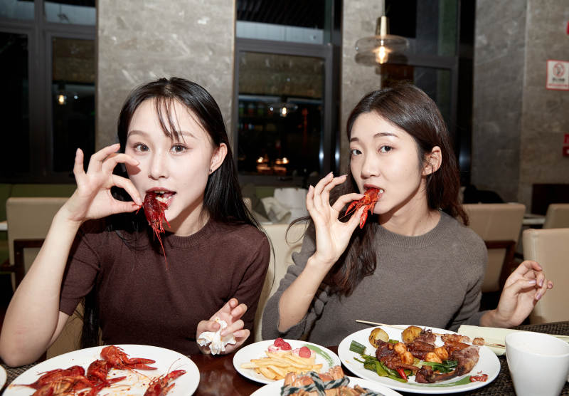 在酒店自助餐厅大吃特吃的亚洲可爱闺蜜少女图片