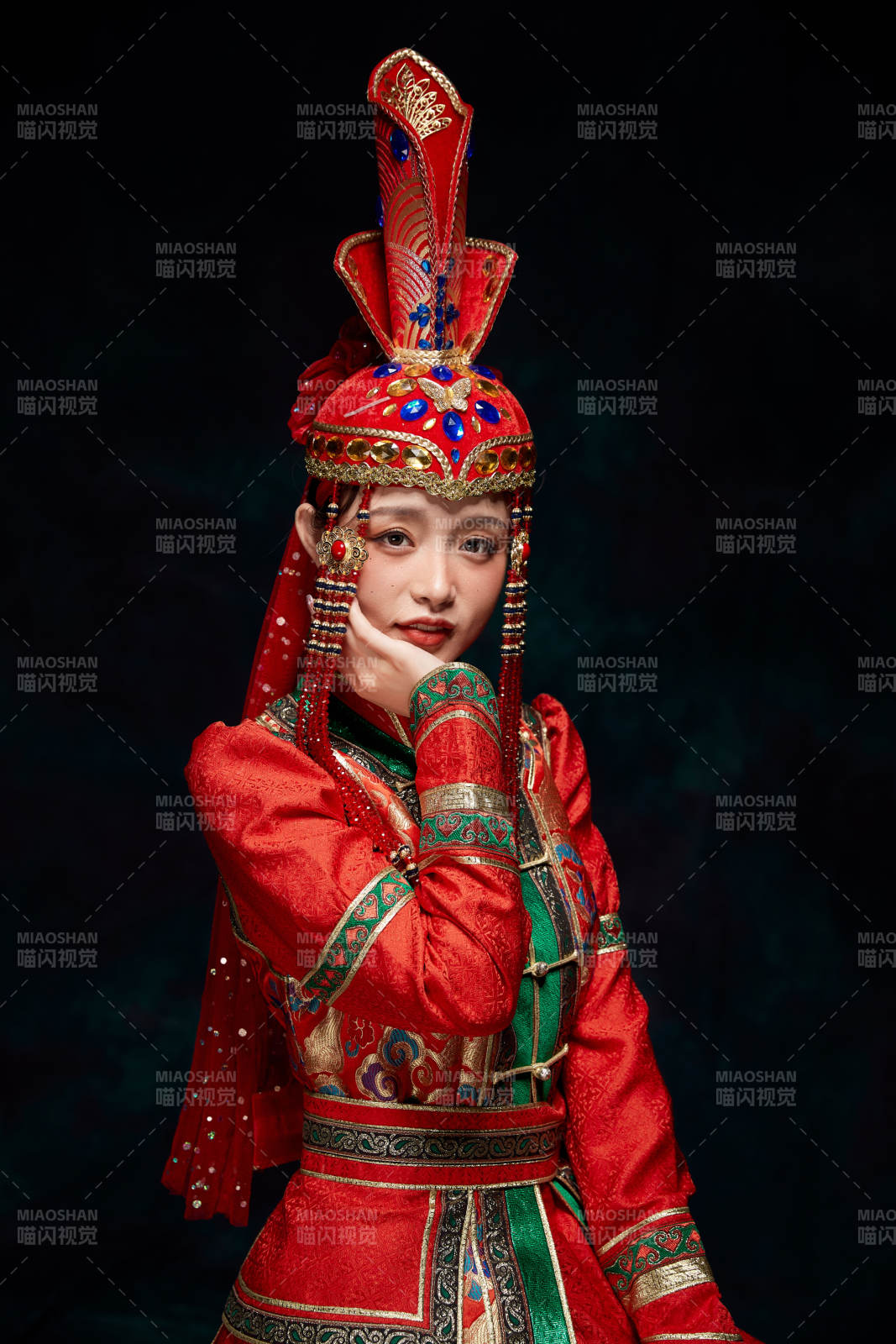 穿着蒙古族服饰的亚洲青年女性图片