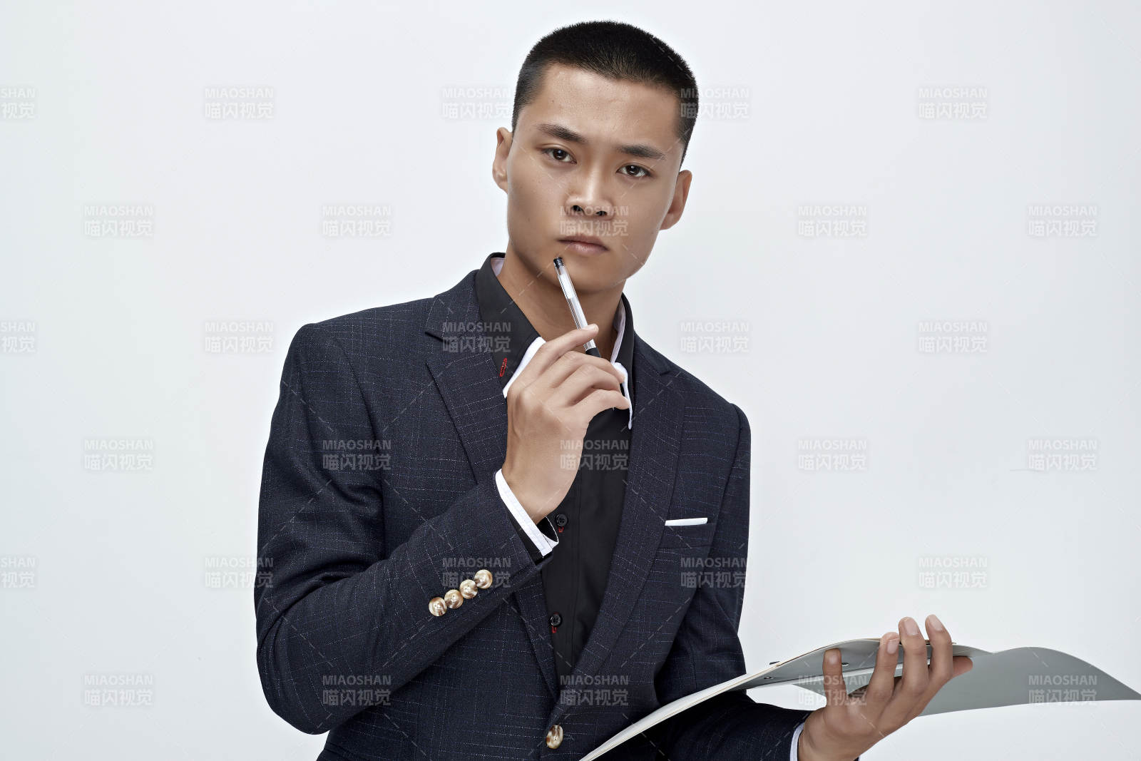 白色背景下的商务男士形象图片