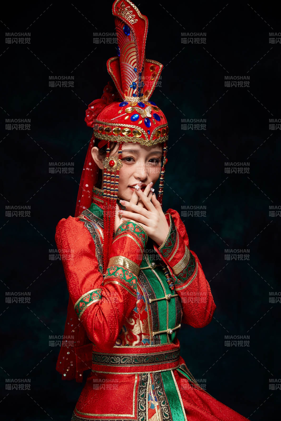 穿着蒙古族服饰的亚洲青年女性图片