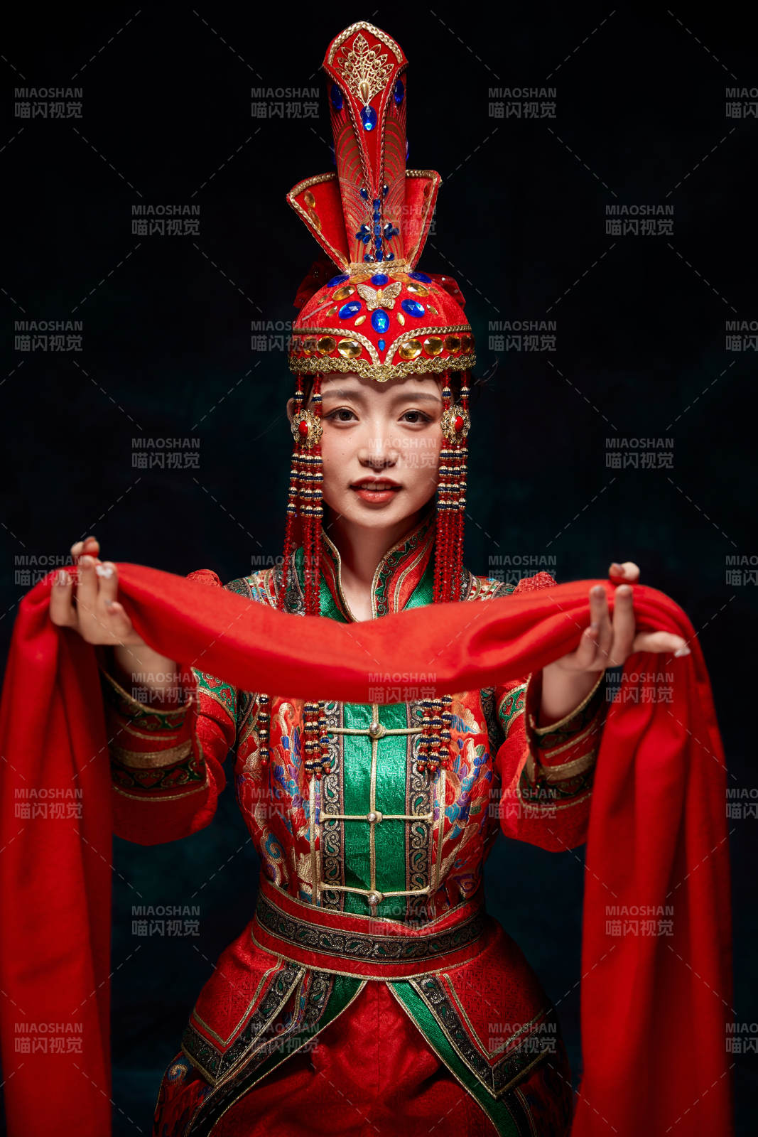 穿着蒙古族服饰的亚洲青年女性图片