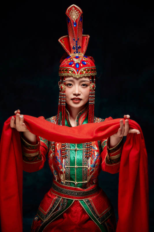 穿着蒙古族服饰的亚洲青年女性图片