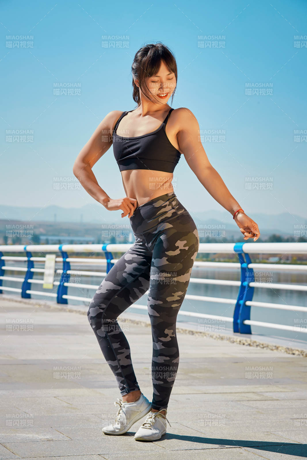 户外河畔公园做拉伸有氧运动的亚洲女性图片