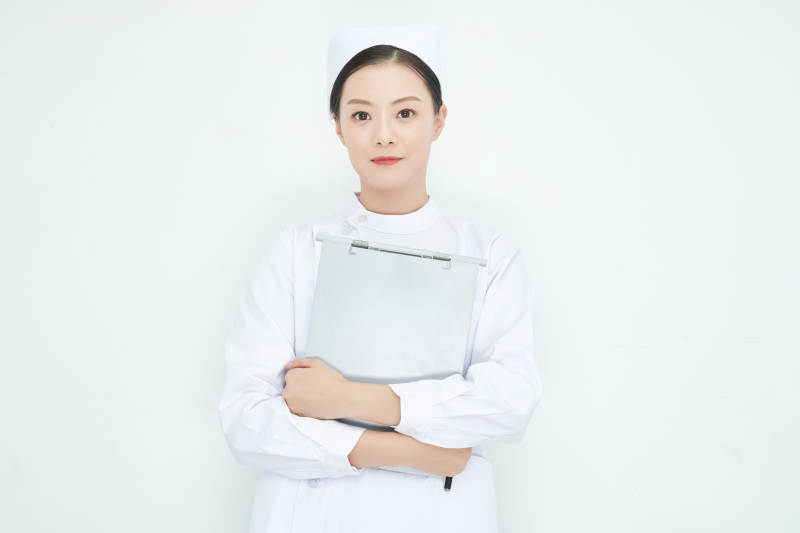 白背景里穿护士服手持病历夹的美女护士图片