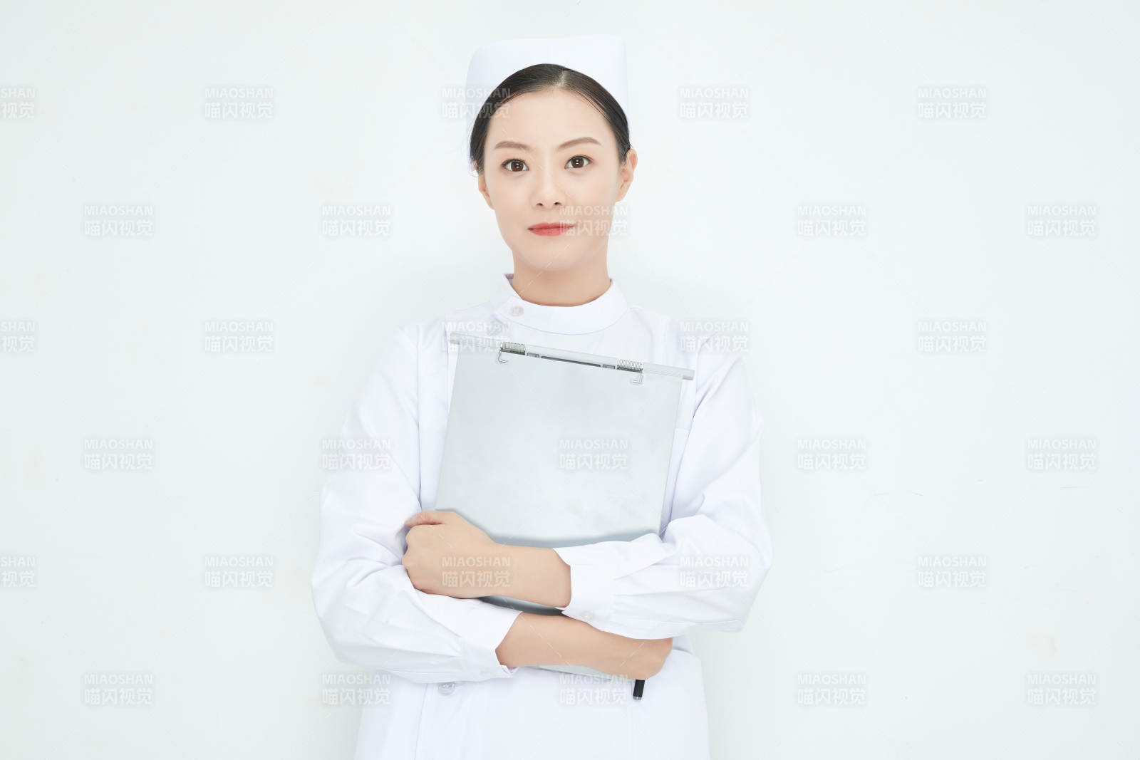 白背景里穿护士服手持病历夹的美女护士图片