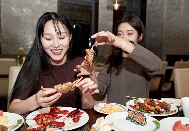 在酒店自助餐厅大吃特吃的亚洲可爱闺蜜少女图片