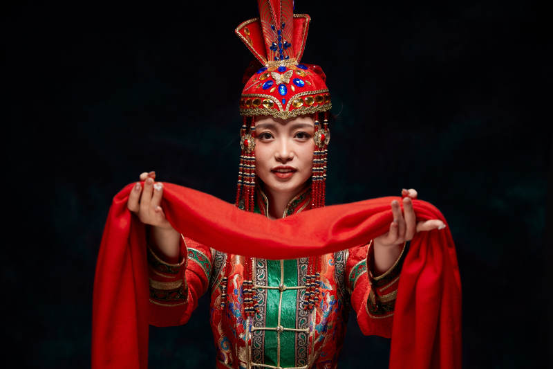 穿着蒙古族服饰的亚洲青年女性图片