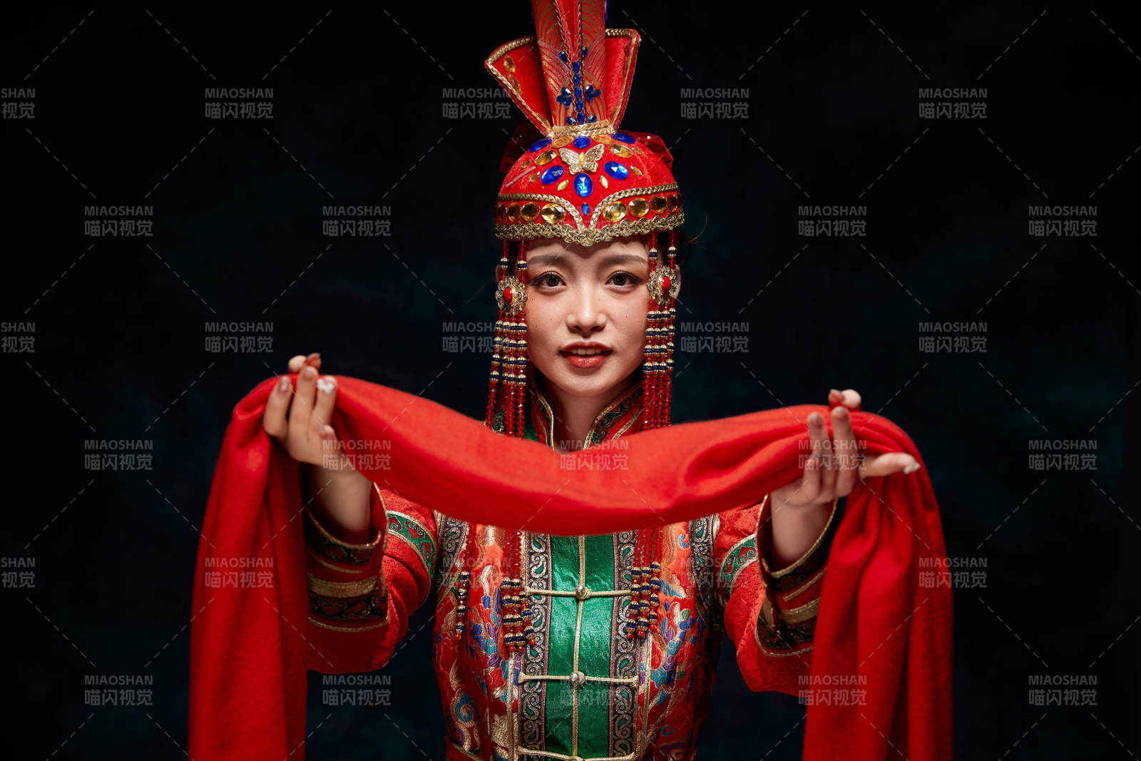 穿着蒙古族服饰的亚洲青年女性图片