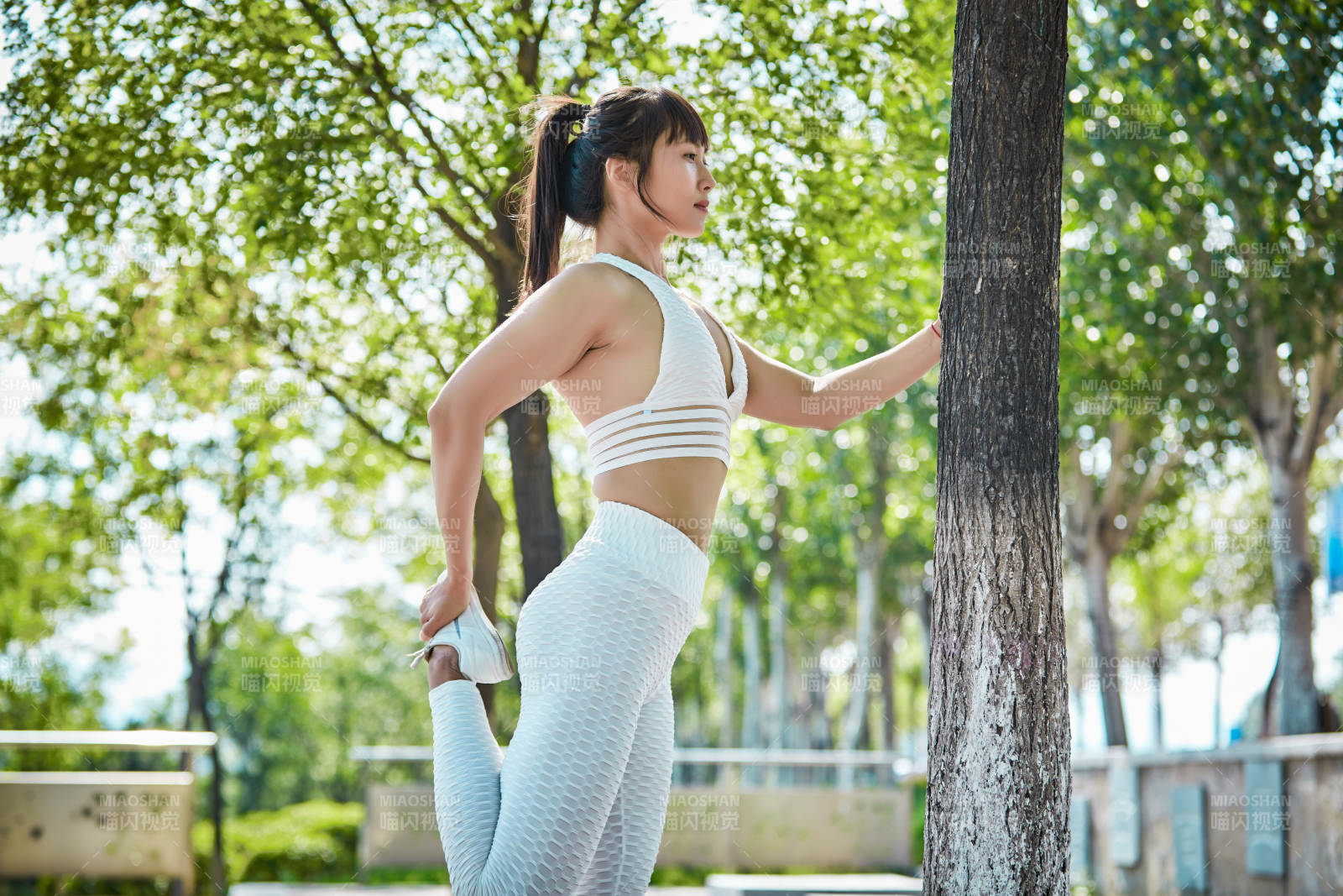 湖畔公园做瑜伽动作的亚洲年轻女性图片