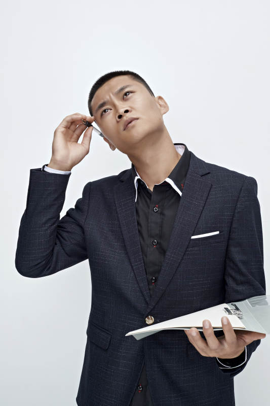 白色背景下的商务男士形象图片