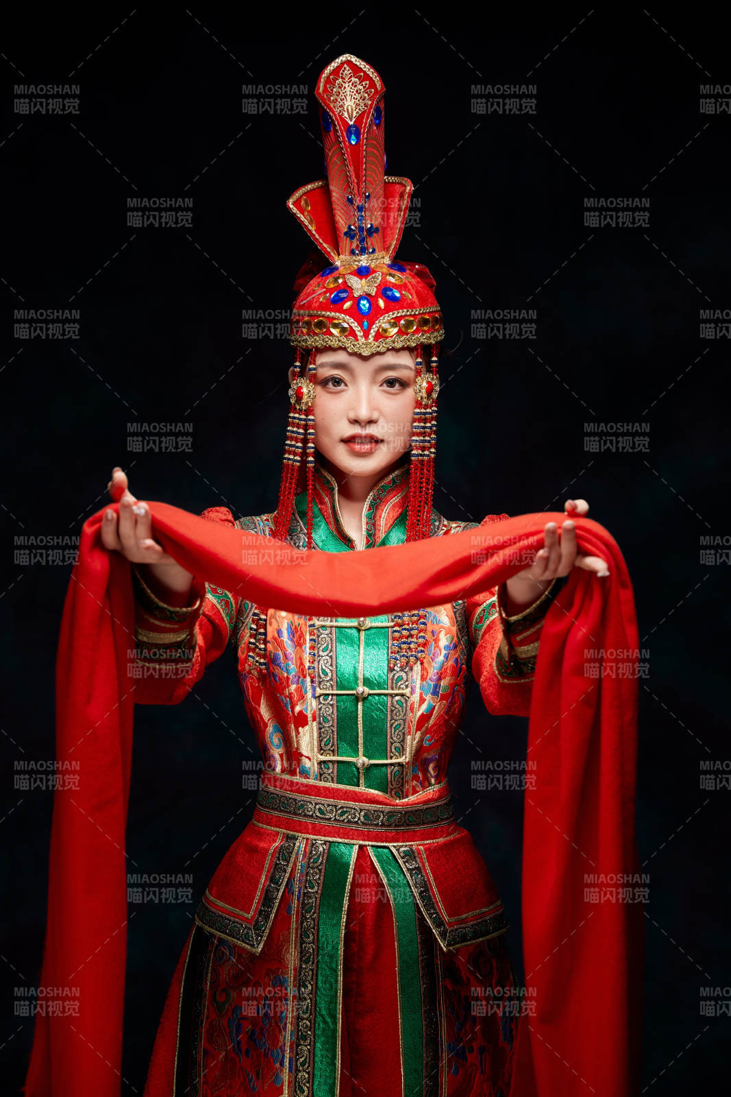 穿着蒙古族服饰的亚洲青年女性图片