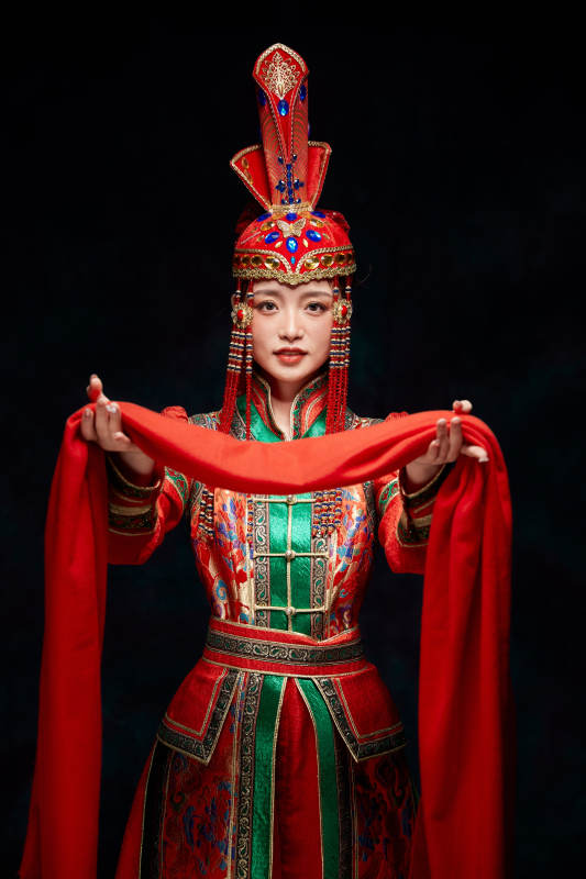 穿着蒙古族服饰的亚洲青年女性图片