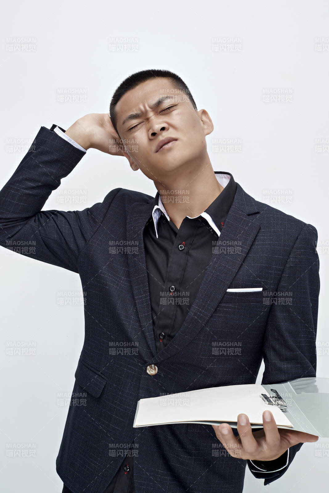 白色背景下的商务男士形象图片