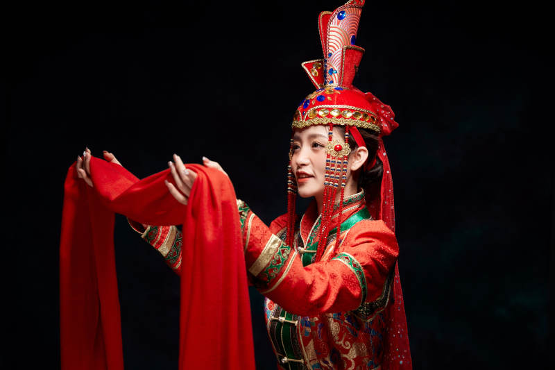 穿着蒙古族服饰的亚洲青年女性图片