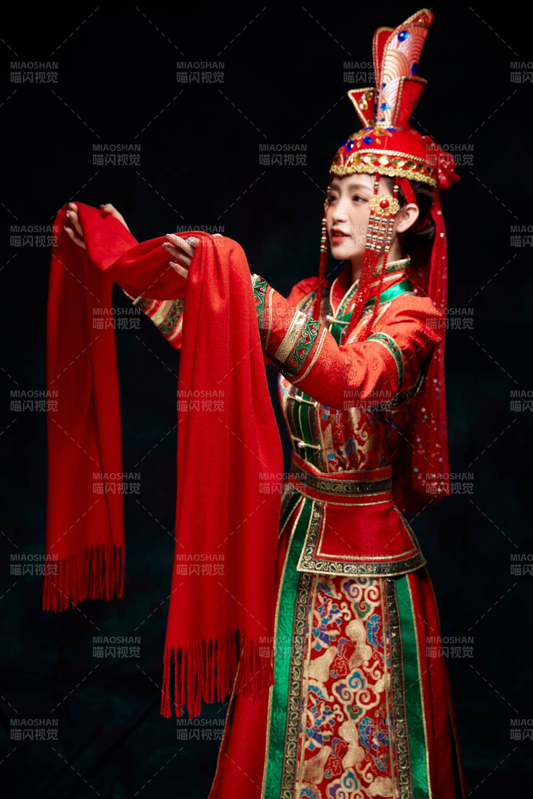 穿着蒙古族服饰的亚洲青年女性图片