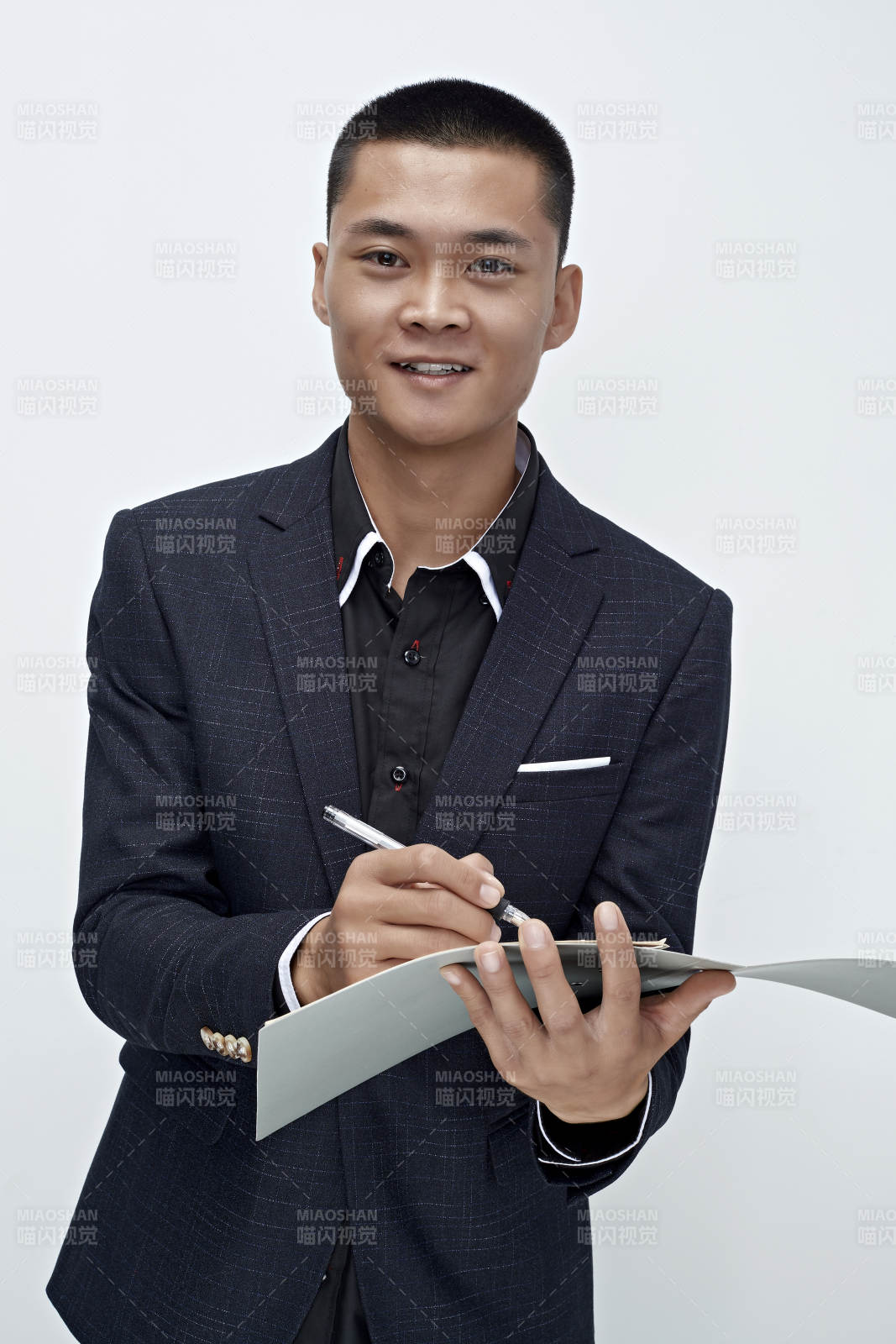 白色背景下的商务男士形象图片