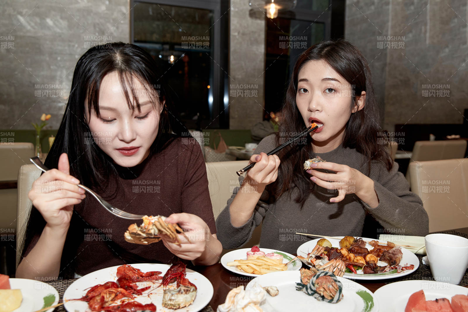 在酒店自助餐厅大吃特吃的亚洲可爱闺蜜少女图片