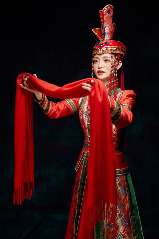 穿着蒙古族服饰的亚洲青年女性图片