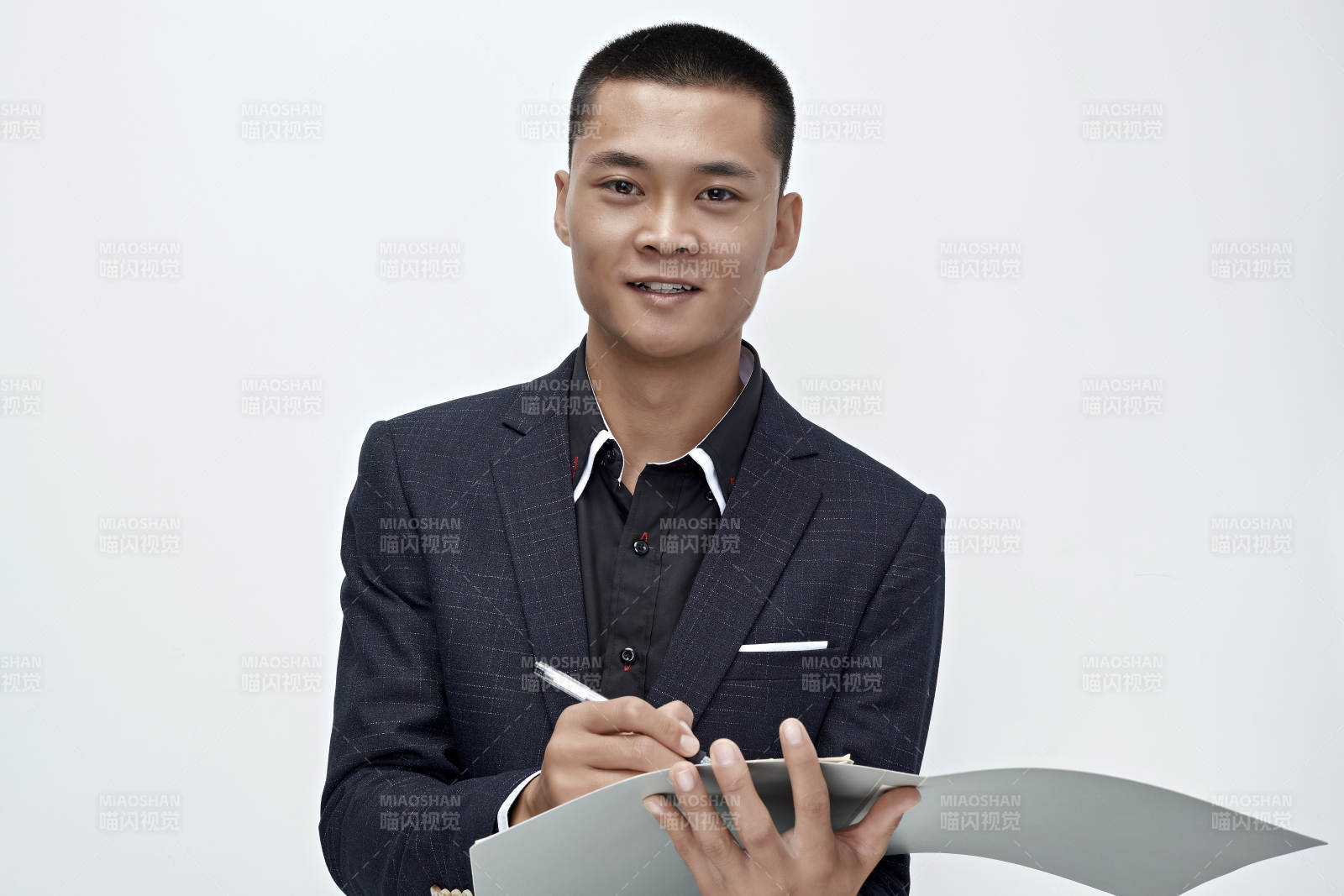 白色背景下的商务男士形象图片