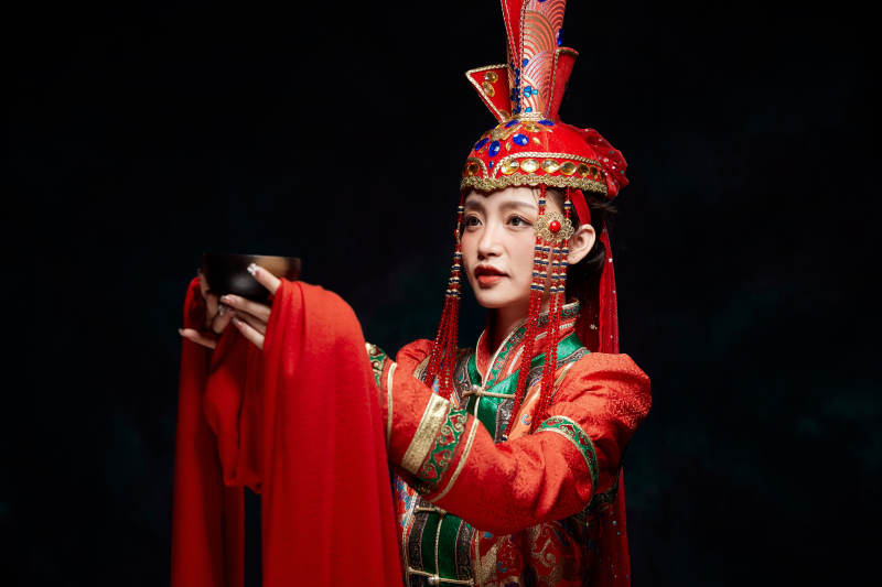 穿着蒙古族服饰的亚洲青年女性图片