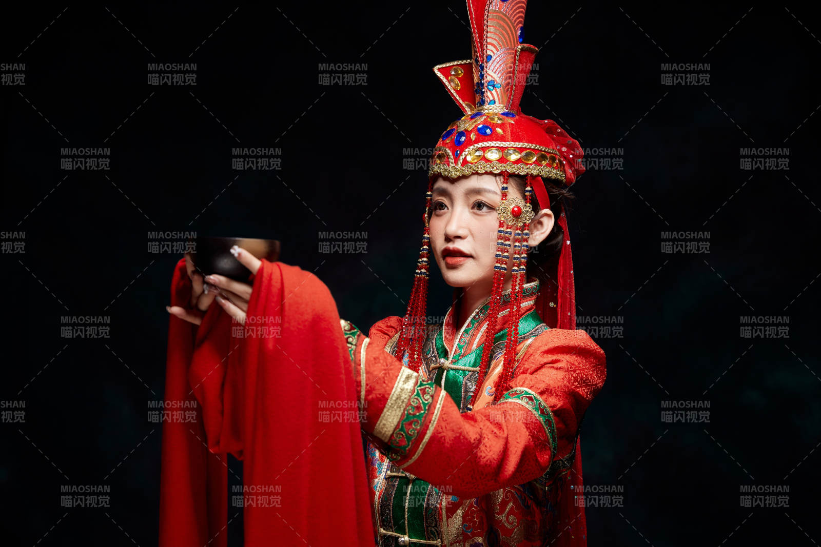 穿着蒙古族服饰的亚洲青年女性图片