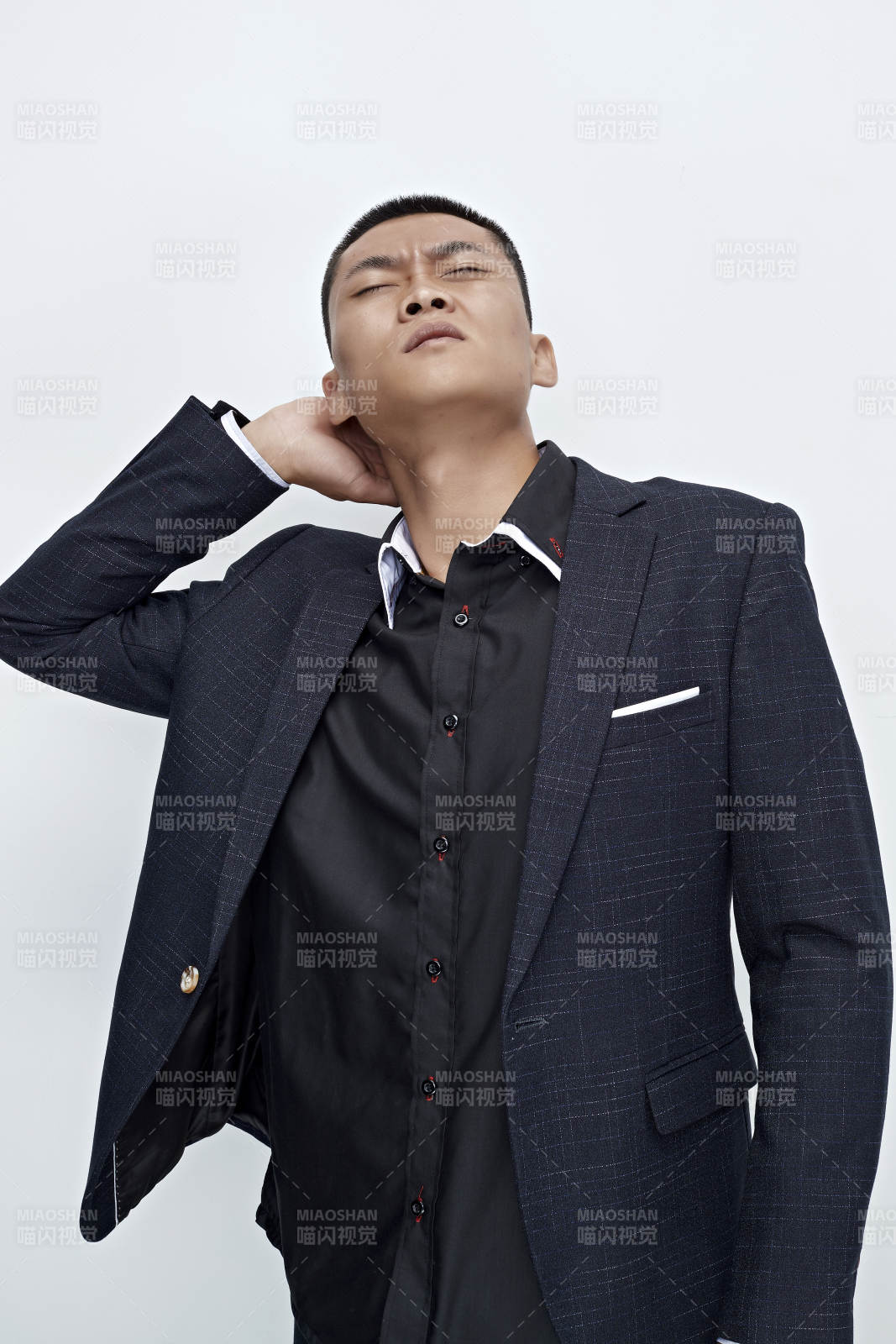 白色背景下的商务男士形象图片