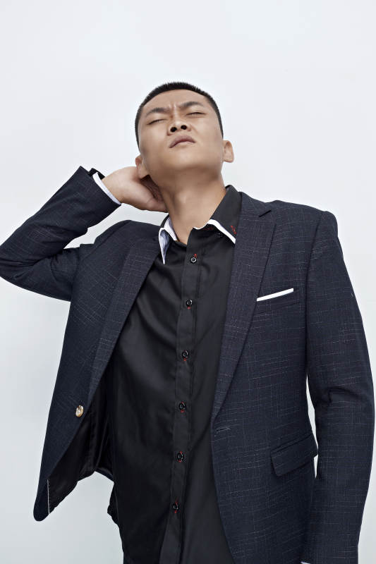 白色背景下的商务男士形象图片