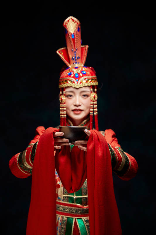 穿着蒙古族服饰的亚洲青年女性图片