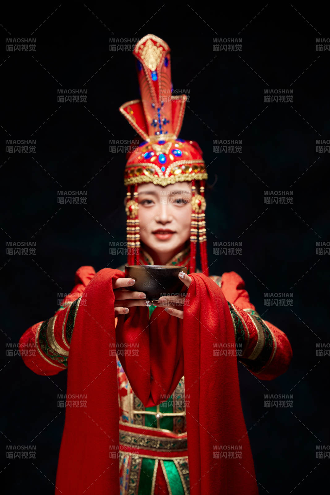 穿着蒙古族服饰的亚洲青年女性图片