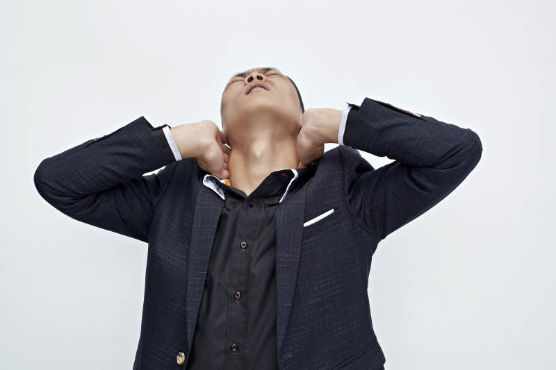 白色背景下的商务男士形象图片