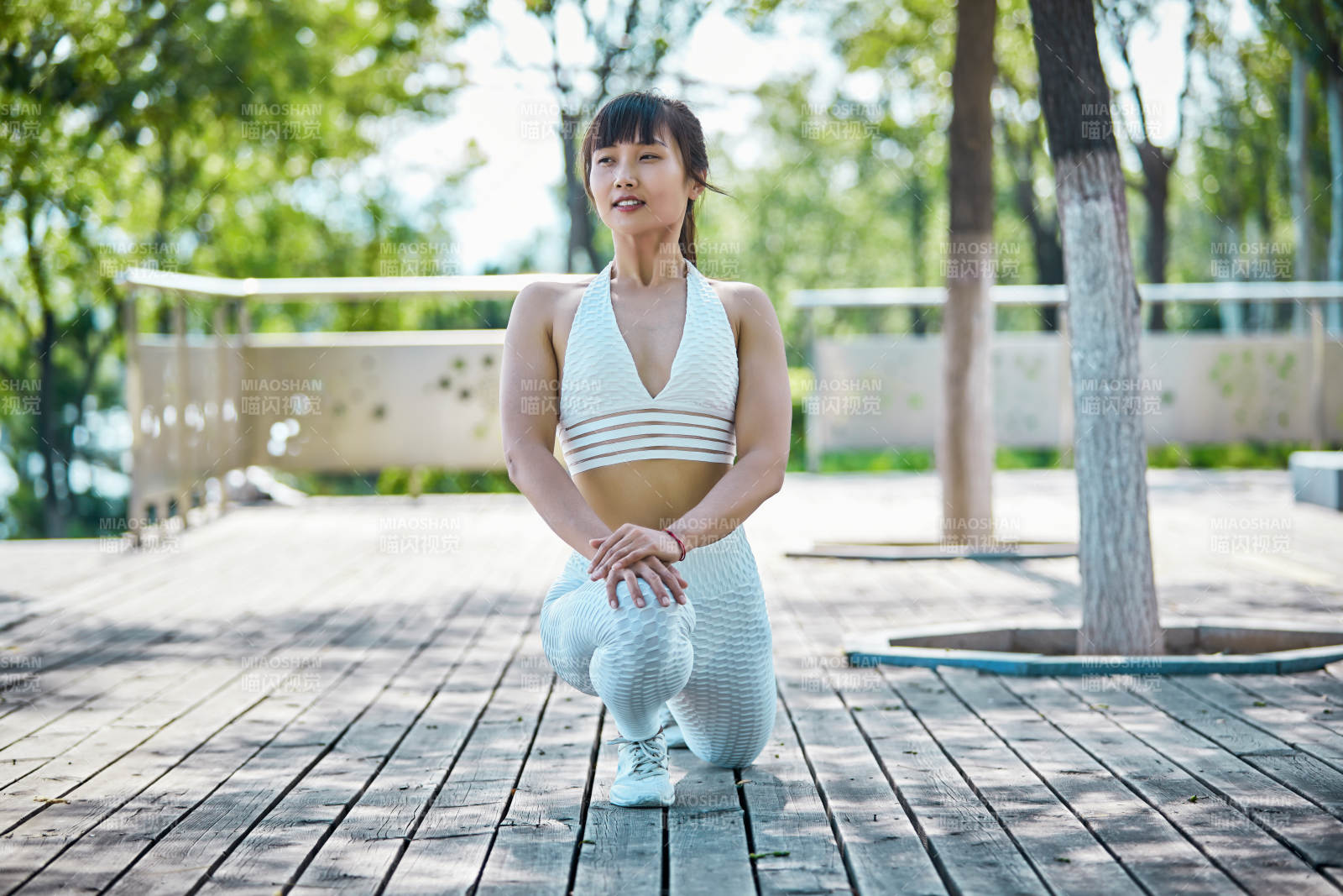 湖畔公园做瑜伽动作的亚洲年轻女性图片