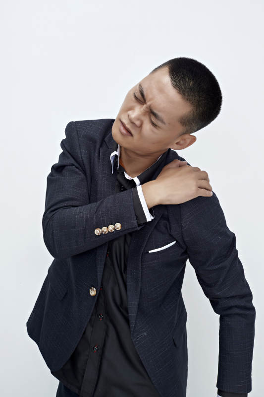 白色背景下的商务男士形象图片