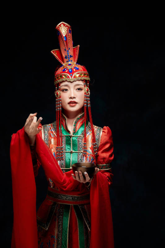 穿着蒙古族服饰的亚洲青年女性图片