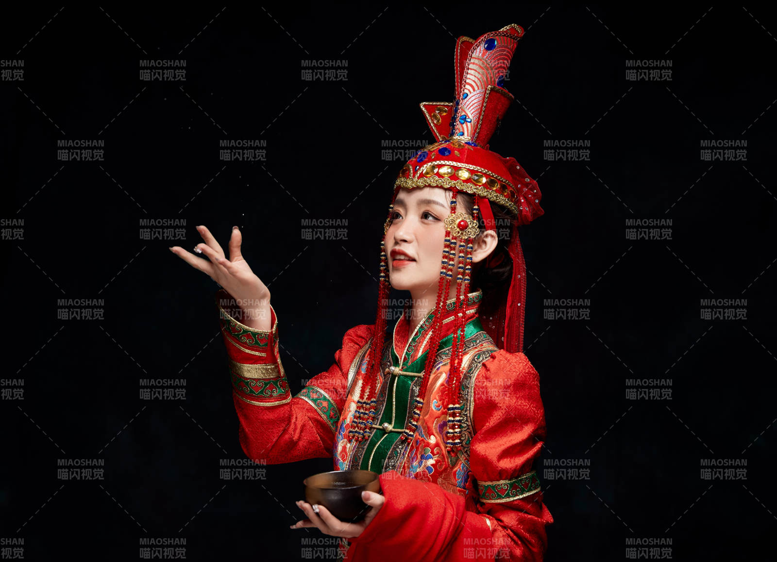 穿着蒙古族服饰的亚洲青年女性图片