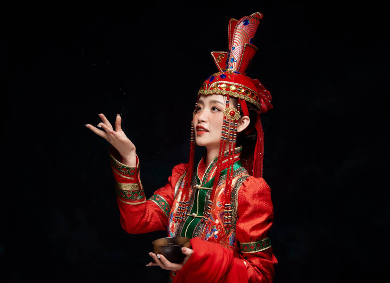 穿着蒙古族服饰的亚洲青年女性图片