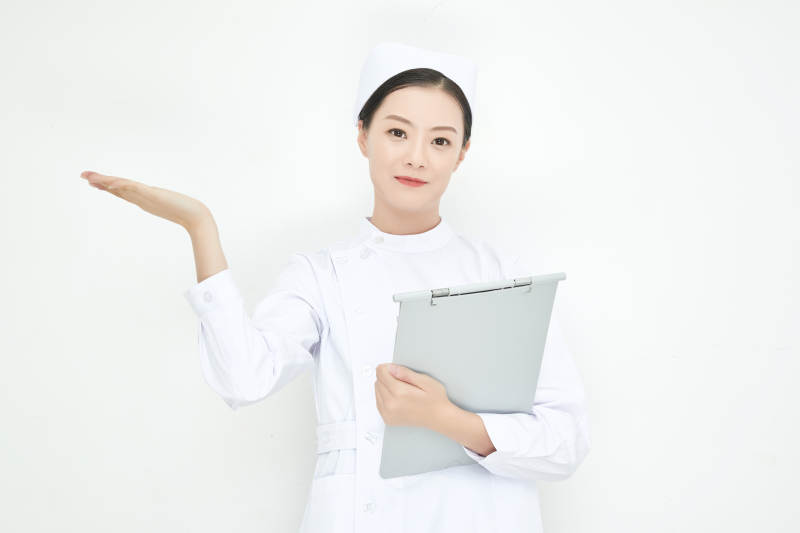 白背景里穿护士服手持病历夹的美女护士图片