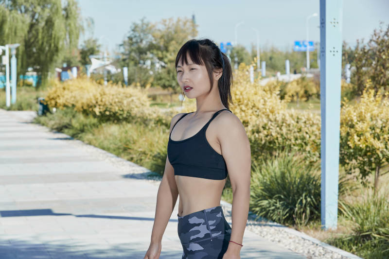 户外河畔公园进行跑步锻炼的亚洲女性图片