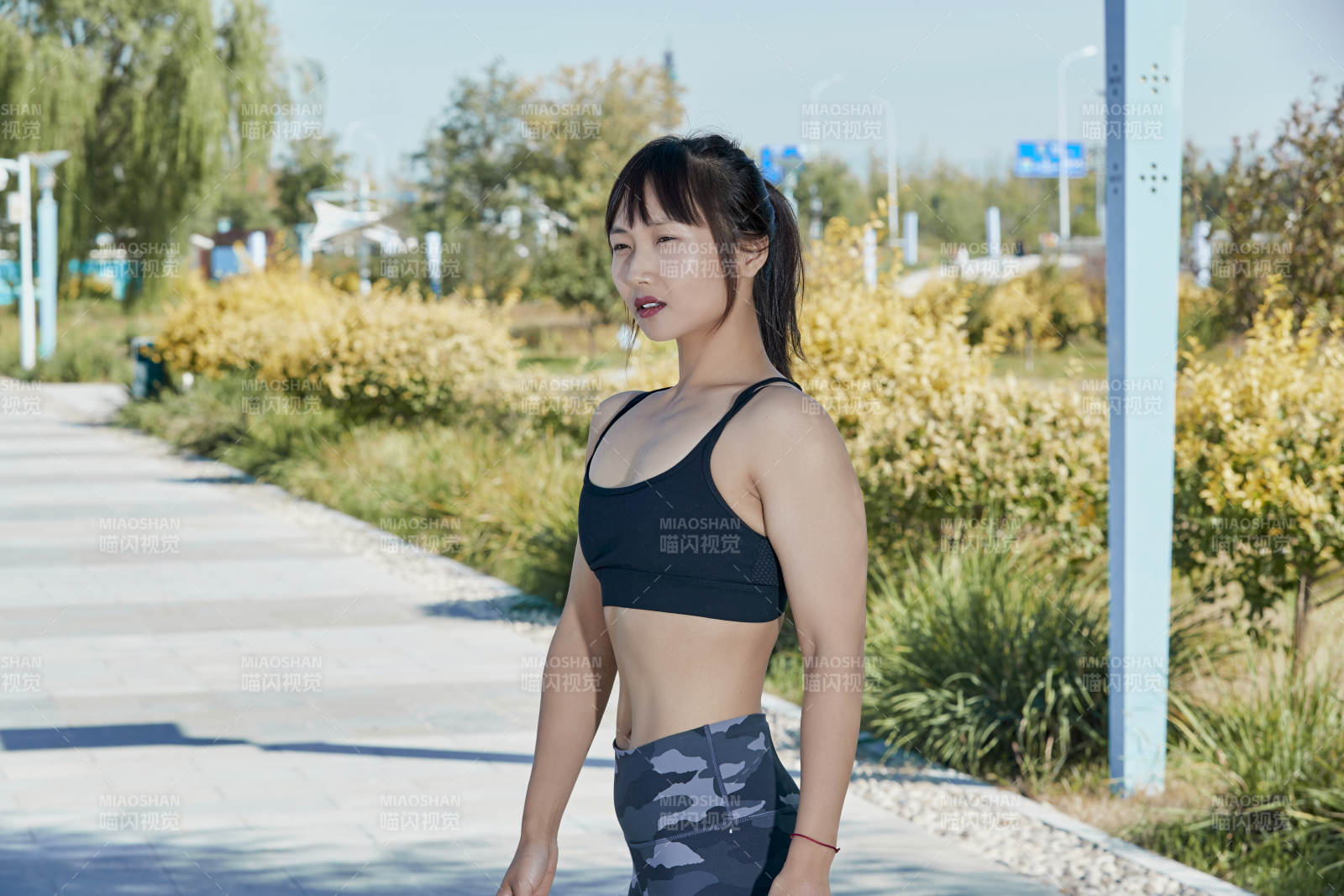 户外河畔公园进行跑步锻炼的亚洲女性图片