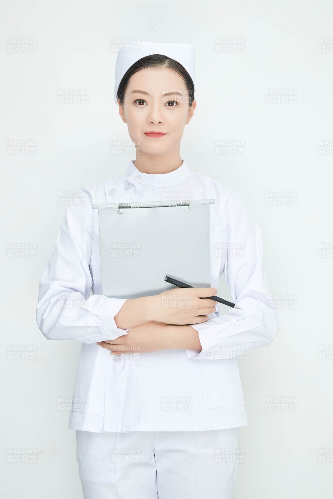 白背景里穿护士服手持病历夹的美女护士图片