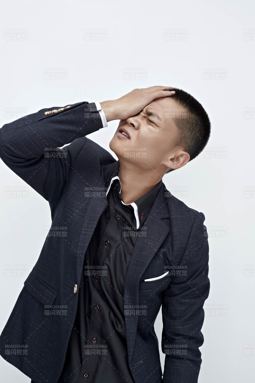 白色背景下的商务男士形象图片