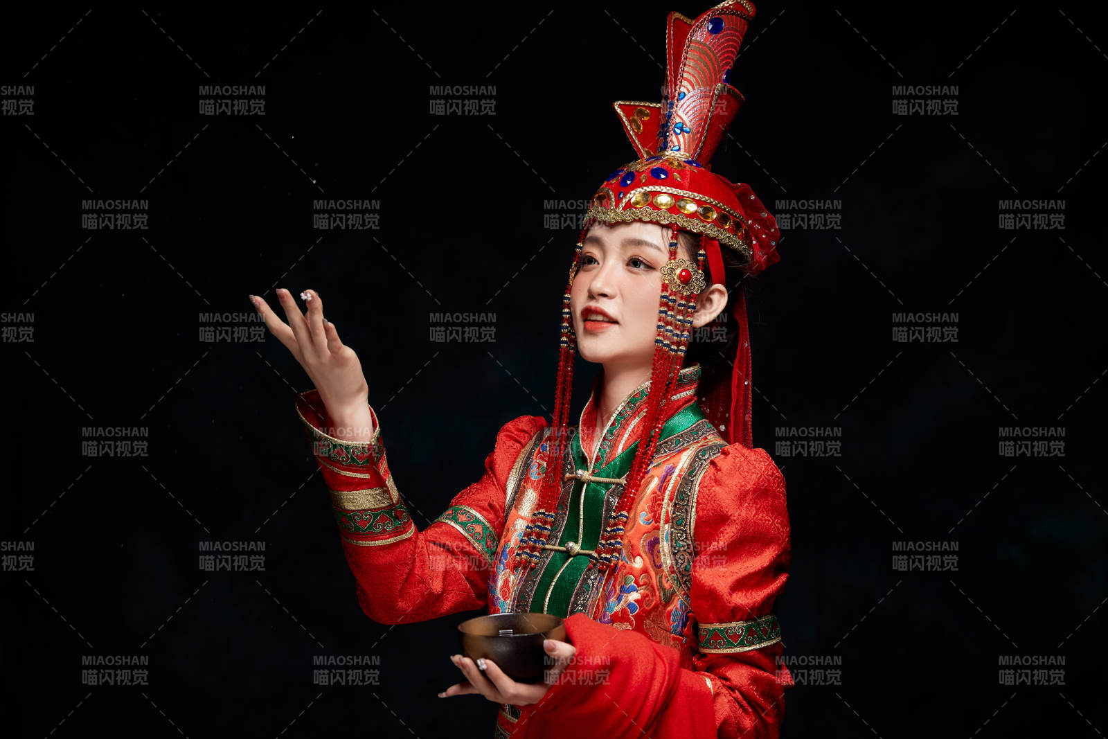 穿着蒙古族服饰的亚洲青年女性图片